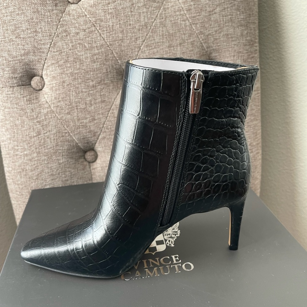 Vince Camuto Women's Allost Pointy Toe Bootie Ankle Boot In Size 7  EU 38 - Picture 4 of 10